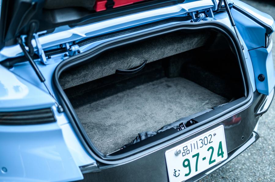 Багажник Aston Martin DBS Superleggera Volante 2019 года  (JP) (фото 2 из 24)